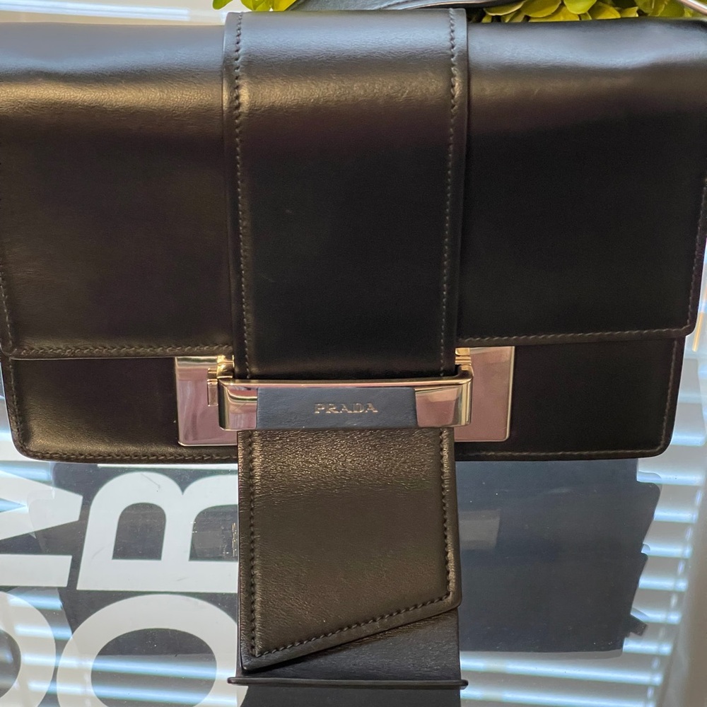 Pre-Loved Prada Black crossbody bag.